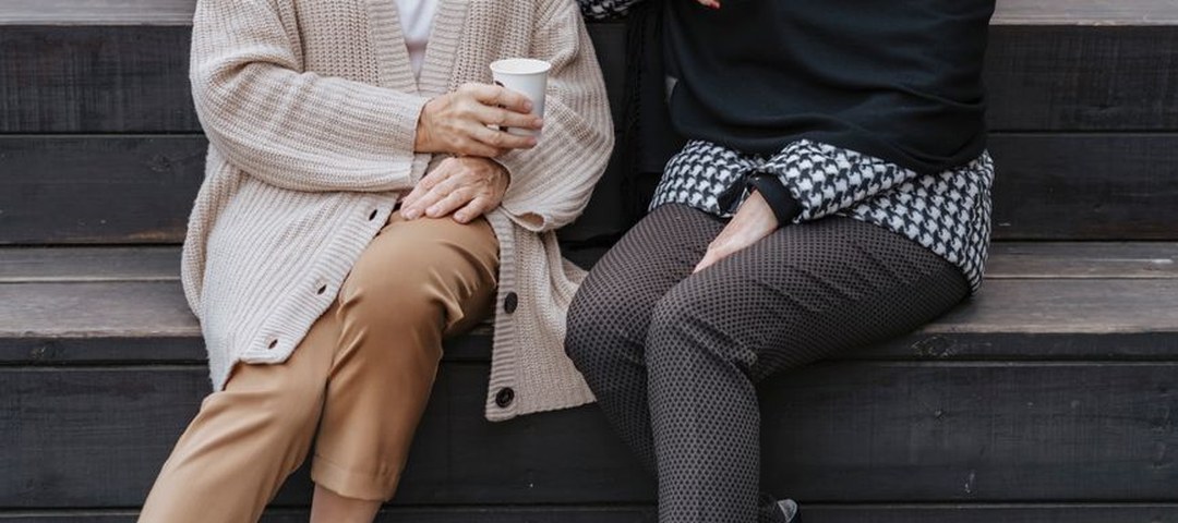 Deux personnes en conversation apaisée — la co-régulation du système nerveux