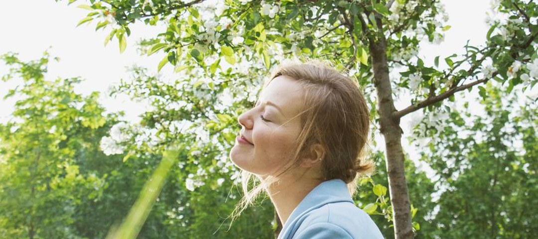 Femme assise dans l’herbe, yeux fermés, qui respire calmement — pratiquer la cohérence cardiaque Femme assise dans l'herbe, yeux fermés, qui respire calmement — pratiquer la cohérence cardiaque