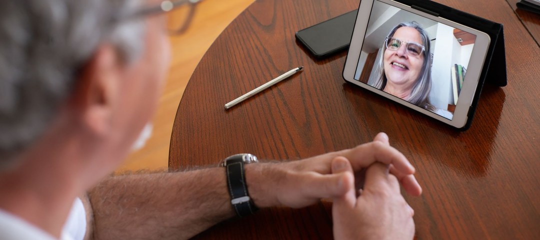 Tablette posée sur une table pour un appel vidéo — choisir entre naturopathie en visio et au cabinet